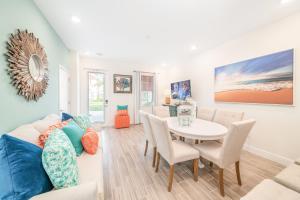 Ein Sitzbereich in der Unterkunft Margaritaville Cottages Orlando with H2O Waterpark by Rentyl