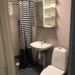 Koupelna v ubytování ÅhusGården Vandrarhem + 2 fotografie