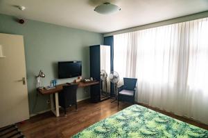 TV a/nebo společenská místnost v ubytování B&B Posthoorn