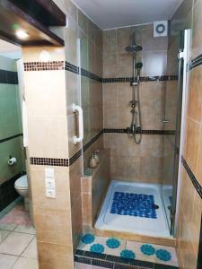 La salle de bains est pourvue d'une douche et d'une baignoire bleue. dans l'établissement Sweet Home Suite, à Corinthe