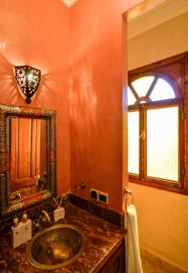 une salle de bain avec un lavabo et un miroir dans l'établissement Casa De Marrakech Riad Guest House, à Marrakech 48 autres photos