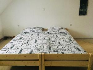 Ліжко або ліжка в номері Caffe Boulevard Apartmá