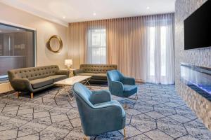 TV a/nebo společenská místnost v ubytování Quality Inn Centre-Ville