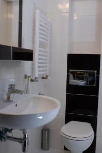 Kúpeľňa v ubytovaní APARTAMENT PERŁA A11 NAD PIĘKNYM JEZIOREM PLUSZNE