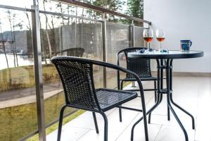 Patio alebo iná vonkajšia časť ubytovania APARTAMENT PERŁA A11 NAD PIĘKNYM JEZIOREM PLUSZNE