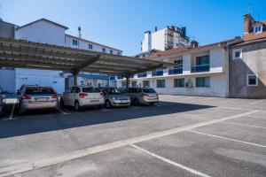 un grupo de autos estacionados en un estacionamiento en Quality Hotel Pau Centre Bosquet en Pau