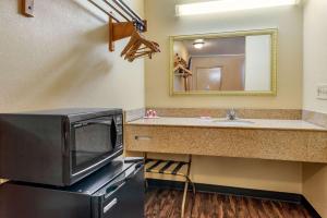 La salle de bains est pourvue d'un four micro-ondes et d'un lavabo. dans l'établissement Rodeway Inn, à Jeffersonville