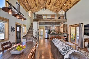 Μια τηλεόραση ή/και κέντρο ψυχαγωγίας στο Riverfront Home with BBQ 2 Mi to Downtown Gunnison!
