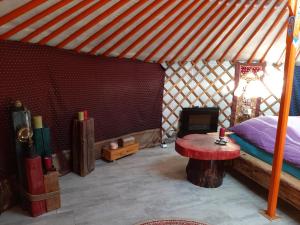 a room with a bed and a fireplace in a yurt at Panorama Jurte Über Dem Uri-See A in Sisikon