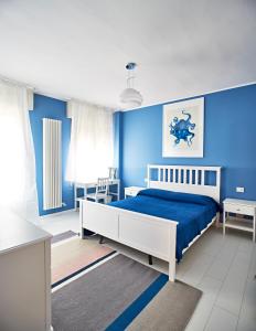 ein blaues Schlafzimmer mit einem Bett und einer blauen Wand in der Unterkunft Riviera Marco Polo in Mestre