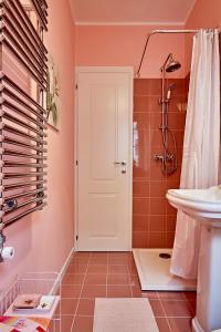 ein Bad mit einer Dusche und einer weißen Tür in der Unterkunft Riviera Marco Polo in Mestre
