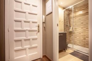 A bathroom at Studio Alboran Még 7 kép