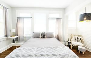 1 dormitorio blanco con 1 cama y 1 silla en Local Hotspot SHELTER IN PLACE HERE! en Dallas