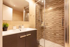 a bathroom with a sink and a shower at Studio Alboran in Salou
