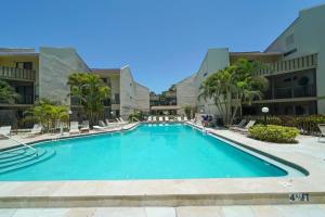 - une piscine au milieu d'un bâtiment dans l'établissement Heated Pool-Short Walk to Beach, FREE trolley around Siesta Key!, à Siesta Key