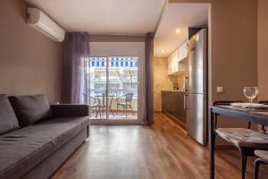 a living room with a couch and a kitchen at Studio Alboran in Salou