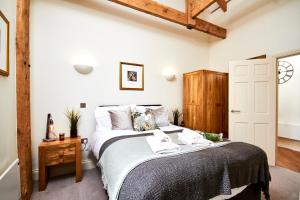 1 dormitorio con cama y techo de madera en Step Inside the Magical Gem of York - Sleeps 7, en York