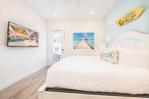 Ein Bett oder Betten in einem Zimmer der Unterkunft Margaritaville Cottages Orlando with H2O Waterpark by Rentyl