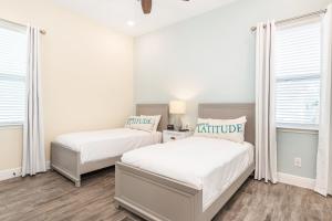 Ein Bett oder Betten in einem Zimmer der Unterkunft Margaritaville Cottages Orlando with H2O Waterpark by Rentyl