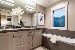Ένα μπάνιο στο New Home in Old Town +23 φωτογραφίες