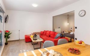 salon z czerwoną kanapą i stołem w obiekcie Supreme Comfort Apartments by Athens Stay w Atenach