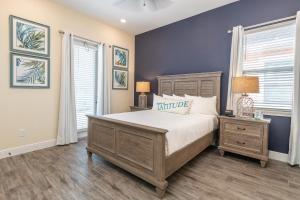 Ein Bett oder Betten in einem Zimmer der Unterkunft Margaritaville Cottages Orlando with H2O Waterpark by Rentyl