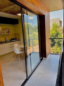 Habitación con balcón con puertas correderas de cristal. en CERROS del NORTE II Departamentos en San Salvador de Jujuy