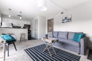 een woonkamer met een bank en een tafel bij Designed to Relax-NO PARTIES ALLOWED in Dallas