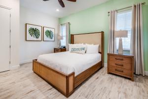 Ein Bett oder Betten in einem Zimmer der Unterkunft Margaritaville Cottages Orlando with H2O Waterpark by Rentyl