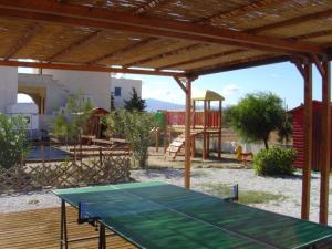 Stolný tenis v ubytovaní Naxos Summerland resort alebo v jeho okolí