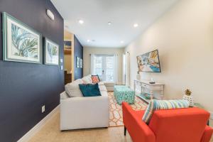 Ein Sitzbereich in der Unterkunft Margaritaville Cottages Orlando with H2O Waterpark by Rentyl