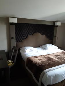 Postel nebo postele na pokoji v ubytování Logis Auberge Saint Simond
