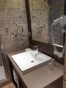 Koupelna v ubytování Logis Auberge Saint Simond