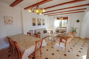 พื้นที่นั่งเล่นของ Dos Soles - sea view holiday home with private pool in Costa Blanca