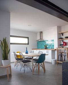 a kitchen and dining room with a table and chairs at Alojamiento rural La Moravieta in Pozoamargo