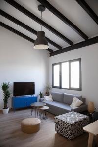 a living room with a couch and a tv at Alojamiento rural La Moravieta in Pozoamargo