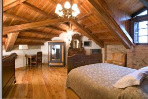 a bedroom with a bed and a wooden ceiling at Hostería Camino in Luyego de Somoza