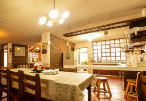 Reštaurácia alebo iné gastronomické zariadenie v ubytovaní Casa del Huesped