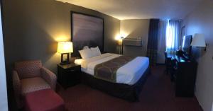 Postel nebo postele na pokoji v ubytování The Inn&suites SW Omaha