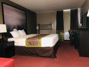 Postel nebo postele na pokoji v ubytování The Inn&suites SW Omaha