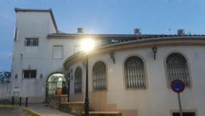 Biały budynek ze światłem na boku w obiekcie Hostal VILLA CARBULA w mieście Almodóvar del Río