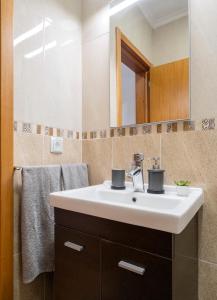 A bathroom at Paim Apartments