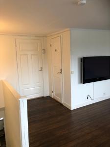 En tv och/eller ett underhållningssystem på Hagabergets Vandrarhem