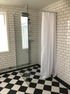 Ett badrum på Hagabergets Vandrarhem