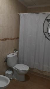 Łazienka w obiekcie Hostal VILLA CARBULA