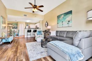 Posezení v ubytování Bay Front Oasis