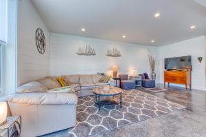 Twin Rocks Beach Retreat في روكواي بيتش: غرفة معيشة مع أريكة وطاولة