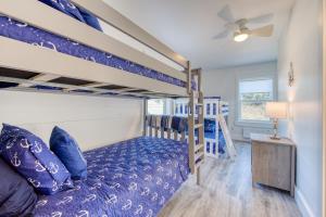 Twin Rocks Beach Retreat في روكواي بيتش: غرفة نوم مع سرير بطابقين وسرير بطابقين
