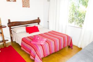 A bed or beds in a room at Pousada Jardim da Nova Era
