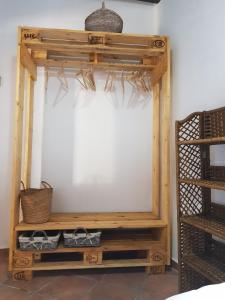 uma prateleira de madeira num quarto com uma parede branca em CASA ABRIL em Vejer de la Frontera